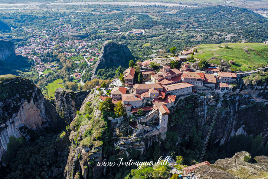 Great Meteoron Monastery, Great Meteora Monastery, Great Meteoron kloster, Det Store Meteoron Kloster, Meteora Grækenland, klostre i Meteora, Meteora klostre, klostre i Grækenland, ortodokse klostre i Grækenland, historiske klostre i Meteora, seværdigheder i Meteora, oplevelser i Meteora, rejse til Meteora, Meteora rejseguide, besøg Great Meteoron Monastery, største kloster i Meteora, ældste kloster i Meteora, græsk ortodoks kloster, UNESCO Meteora, UNESCO verdensarv i Grækenland, Great Meteoron på toppen af klipperne, Meteoras klippeformationer, klostre bygget på klipper, spektakulære klostre i Grækenland, bjergklostre i Grækenland, historiske bygninger i Meteora, munke i Meteora, ortodoks kristendom i Grækenland, religiøse seværdigheder i Grækenland, græsk kultur og historie, middelalderlige klostre i Grækenland, Kalabaka Grækenland, Kastraki Meteora, seværdigheder nær Kalabaka, oplevelser i Kalabaka, rejseguide til Kalambaka, ferie i det nordlige Grækenland, roadtrip i Grækenland, naturoplevelser i Grækenland, kulturelle oplevelser i Grækenland, historiske seværdigheder i Grækenland, Meteora udsigt, vandreture i Meteora, besøge klostrene i Meteora, åbningstider Meteora klostre, entré til Meteora klostre, dresscode i Meteora klostre, turistattraktioner i Meteora, must-see seværdigheder i Grækenland, unikke steder i Grækenland, rejseblog Grækenland, TeaTougaard.dk, rejsetips til Grækenland, oplev Grækenland, ferie i Grækenland, skjulte og historiske perler i Grækenland