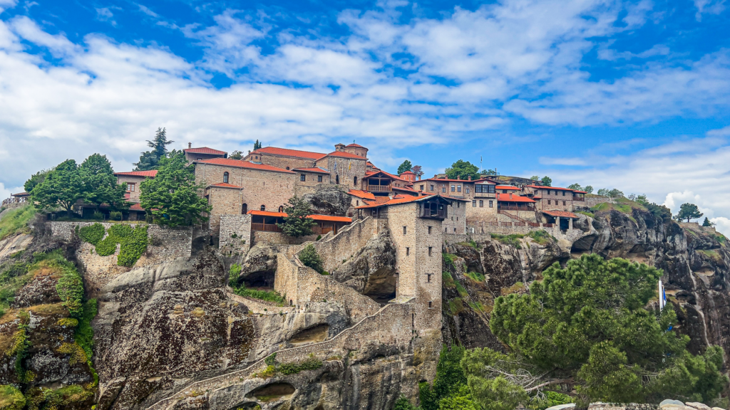 Great Meteoron Monastery, Great Meteora Monastery, Great Meteoron kloster, Det Store Meteoron Kloster, Meteora Grækenland, klostre i Meteora, Meteora klostre, klostre i Grækenland, ortodokse klostre i Grækenland, historiske klostre i Meteora, seværdigheder i Meteora, oplevelser i Meteora, rejse til Meteora, Meteora rejseguide, besøg Great Meteoron Monastery, største kloster i Meteora, ældste kloster i Meteora, græsk ortodoks kloster, UNESCO Meteora, UNESCO verdensarv i Grækenland, Great Meteoron på toppen af klipperne, Meteoras klippeformationer, klostre bygget på klipper, spektakulære klostre i Grækenland, bjergklostre i Grækenland, historiske bygninger i Meteora, munke i Meteora, ortodoks kristendom i Grækenland, religiøse seværdigheder i Grækenland, græsk kultur og historie, middelalderlige klostre i Grækenland, Kalabaka Grækenland, Kastraki Meteora, seværdigheder nær Kalabaka, oplevelser i Kalabaka, rejseguide til Kalambaka, ferie i det nordlige Grækenland, roadtrip i Grækenland, naturoplevelser i Grækenland, kulturelle oplevelser i Grækenland, historiske seværdigheder i Grækenland, Meteora udsigt, vandreture i Meteora, besøge klostrene i Meteora, åbningstider Meteora klostre, entré til Meteora klostre, dresscode i Meteora klostre, turistattraktioner i Meteora, must-see seværdigheder i Grækenland, unikke steder i Grækenland, rejseblog Grækenland, TeaTougaard.dk, rejsetips til Grækenland, oplev Grækenland, ferie i Grækenland, skjulte og historiske perler i Grækenland