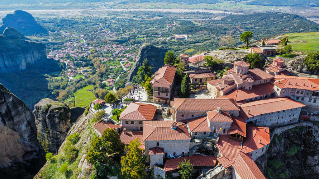 Great Meteoron Monastery, Great Meteora Monastery, Great Meteoron kloster, Det Store Meteoron Kloster, Meteora Grækenland, klostre i Meteora, Meteora klostre, klostre i Grækenland, ortodokse klostre i Grækenland, historiske klostre i Meteora, seværdigheder i Meteora, oplevelser i Meteora, rejse til Meteora, Meteora rejseguide, besøg Great Meteoron Monastery, største kloster i Meteora, ældste kloster i Meteora, græsk ortodoks kloster, UNESCO Meteora, UNESCO verdensarv i Grækenland, Great Meteoron på toppen af klipperne, Meteoras klippeformationer, klostre bygget på klipper, spektakulære klostre i Grækenland, bjergklostre i Grækenland, historiske bygninger i Meteora, munke i Meteora, ortodoks kristendom i Grækenland, religiøse seværdigheder i Grækenland, græsk kultur og historie, middelalderlige klostre i Grækenland, Kalabaka Grækenland, Kastraki Meteora, seværdigheder nær Kalabaka, oplevelser i Kalabaka, rejseguide til Kalambaka, ferie i det nordlige Grækenland, roadtrip i Grækenland, naturoplevelser i Grækenland, kulturelle oplevelser i Grækenland, historiske seværdigheder i Grækenland, Meteora udsigt, vandreture i Meteora, besøge klostrene i Meteora, åbningstider Meteora klostre, entré til Meteora klostre, dresscode i Meteora klostre, turistattraktioner i Meteora, must-see seværdigheder i Grækenland, unikke steder i Grækenland, rejseblog Grækenland, TeaTougaard.dk, rejsetips til Grækenland, oplev Grækenland, ferie i Grækenland, skjulte og historiske perler i Grækenland