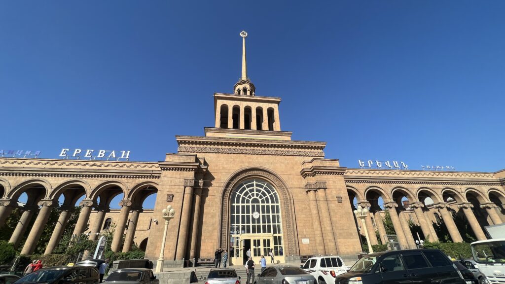 Jerevan Tbilisi nattog, nattog fra Jerevan til Tbilisi, tog mellem Armenien og Georgien, nattog Armenien Georgien, rejse fra Jerevan til Tbilisi, international togrejse, togrejse i Kaukasus, rejse med sovekupé, overnight train Armenia Georgia, transport mellem Armenien og Georgien, grænsekontrol på nattog, togoplevelse i Kaukasus, backpacking Armenien, backpacking Georgien, rejse på egen hånd, Jerevan guide, Tbilisi guide, offentlig transport i Kaukasus, rejseblog om Armenien, rejseblog om Georgien, Danish travel blog, dansk rejseblog, eventyrrejse, togrejser i Europa og Asien, sovetog, rejsetips til Armenien, rejsetips til Georgien, Caucasus travel, Armenia Georgia travel, nattogsoplevelse, solo rejse i Kaukasus