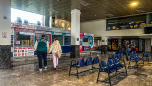 Albanien Kosovo bus, bus fra Albanien til Kosovo, bus fra Tirana til Pristina, busrejse på Balkan, rejse mellem Albanien og Kosovo, offentlig transport på Balkan, Tirana busstation, Pristina busstation, busguide Albanien, busguide Kosovo, grænseovergang Albanien Kosovo, backpacking på Balkan, transport i Albanien, transport i Kosovo, rejsetips til Balkan, busbillet Albanien Kosovo, rejse på egen hånd, bus gennem Balkan, Tirana til Pristina guide, Balkan rejseblog, rejseblog om Albanien, rejseblog om Kosovo, Danish travel blog, dansk rejseblog, kollektiv transport på Balkan, billig transport i Albanien, oplevelser på Balkan, rejseinspiration Albanien Kosovo, Balkan roadtrip, guide til busrejser på Balkan