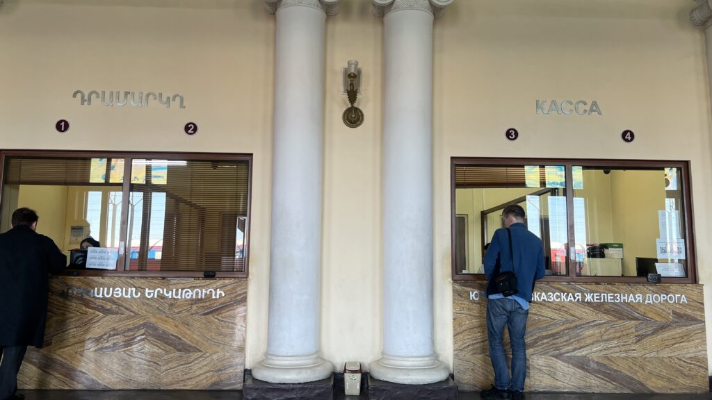 Jerevan Tbilisi nattog, nattog fra Jerevan til Tbilisi, tog mellem Armenien og Georgien, nattog Armenien Georgien, rejse fra Jerevan til Tbilisi, international togrejse, togrejse i Kaukasus, rejse med sovekupé, overnight train Armenia Georgia, transport mellem Armenien og Georgien, grænsekontrol på nattog, togoplevelse i Kaukasus, backpacking Armenien, backpacking Georgien, rejse på egen hånd, Jerevan guide, Tbilisi guide, offentlig transport i Kaukasus, rejseblog om Armenien, rejseblog om Georgien, Danish travel blog, dansk rejseblog, eventyrrejse, togrejser i Europa og Asien, sovetog, rejsetips til Armenien, rejsetips til Georgien, Caucasus travel, Armenia Georgia travel, nattogsoplevelse, solo rejse i Kaukasus