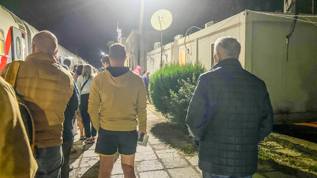 Jerevan Tbilisi nattog, nattog fra Jerevan til Tbilisi, tog mellem Armenien og Georgien, nattog Armenien Georgien, rejse fra Jerevan til Tbilisi, international togrejse, togrejse i Kaukasus, rejse med sovekupé, overnight train Armenia Georgia, transport mellem Armenien og Georgien, grænsekontrol på nattog, togoplevelse i Kaukasus, backpacking Armenien, backpacking Georgien, rejse på egen hånd, Jerevan guide, Tbilisi guide, offentlig transport i Kaukasus, rejseblog om Armenien, rejseblog om Georgien, Danish travel blog, dansk rejseblog, eventyrrejse, togrejser i Europa og Asien, sovetog, rejsetips til Armenien, rejsetips til Georgien, Caucasus travel, Armenia Georgia travel, nattogsoplevelse, solo rejse i Kaukasus