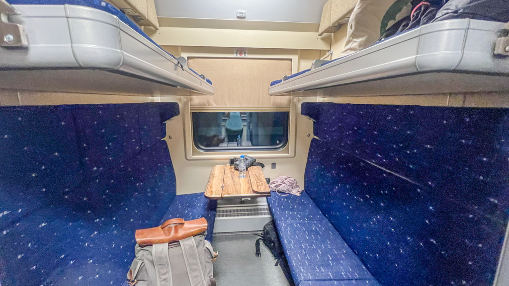 Jerevan Tbilisi nattog, nattog fra Jerevan til Tbilisi, tog mellem Armenien og Georgien, nattog Armenien Georgien, rejse fra Jerevan til Tbilisi, international togrejse, togrejse i Kaukasus, rejse med sovekupé, overnight train Armenia Georgia, transport mellem Armenien og Georgien, grænsekontrol på nattog, togoplevelse i Kaukasus, backpacking Armenien, backpacking Georgien, rejse på egen hånd, Jerevan guide, Tbilisi guide, offentlig transport i Kaukasus, rejseblog om Armenien, rejseblog om Georgien, Danish travel blog, dansk rejseblog, eventyrrejse, togrejser i Europa og Asien, sovetog, rejsetips til Armenien, rejsetips til Georgien, Caucasus travel, Armenia Georgia travel, nattogsoplevelse, solo rejse i Kaukasus