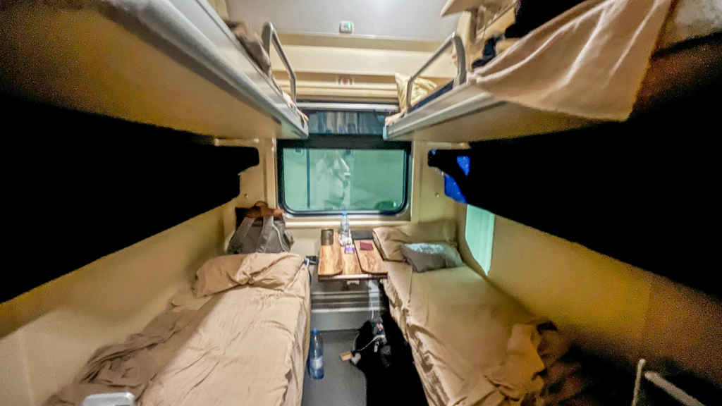 Jerevan Tbilisi nattog, nattog fra Jerevan til Tbilisi, tog mellem Armenien og Georgien, nattog Armenien Georgien, rejse fra Jerevan til Tbilisi, international togrejse, togrejse i Kaukasus, rejse med sovekupé, overnight train Armenia Georgia, transport mellem Armenien og Georgien, grænsekontrol på nattog, togoplevelse i Kaukasus, backpacking Armenien, backpacking Georgien, rejse på egen hånd, Jerevan guide, Tbilisi guide, offentlig transport i Kaukasus, rejseblog om Armenien, rejseblog om Georgien, Danish travel blog, dansk rejseblog, eventyrrejse, togrejser i Europa og Asien, sovetog, rejsetips til Armenien, rejsetips til Georgien, Caucasus travel, Armenia Georgia travel, nattogsoplevelse, solo rejse i Kaukasus