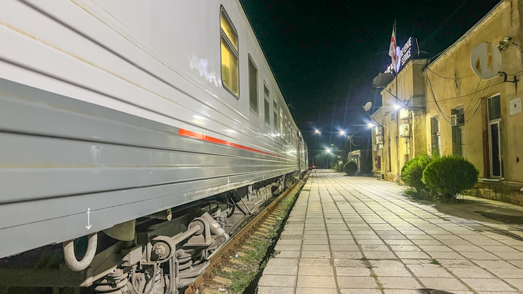 Jerevan Tbilisi nattog, nattog fra Jerevan til Tbilisi, tog mellem Armenien og Georgien, nattog Armenien Georgien, rejse fra Jerevan til Tbilisi, international togrejse, togrejse i Kaukasus, rejse med sovekupé, overnight train Armenia Georgia, transport mellem Armenien og Georgien, grænsekontrol på nattog, togoplevelse i Kaukasus, backpacking Armenien, backpacking Georgien, rejse på egen hånd, Jerevan guide, Tbilisi guide, offentlig transport i Kaukasus, rejseblog om Armenien, rejseblog om Georgien, Danish travel blog, dansk rejseblog, eventyrrejse, togrejser i Europa og Asien, sovetog, rejsetips til Armenien, rejsetips til Georgien, Caucasus travel, Armenia Georgia travel, nattogsoplevelse, solo rejse i Kaukasus