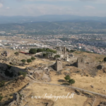 Pergamon, Bergama, Pergamon Tyrkiet, Bergama Tyrkiet, Pergamon ruinby, antikke ruiner i Tyrkiet, historiske seværdigheder i Tyrkiet, oplevelser i Bergama, seværdigheder i Bergama, den antikke by Pergamon, Pergamon Akropolis, Akropolis i Bergama, oldtidsby i Tyrkiet, arkæologiske udgravninger i Tyrkiet, antikke byer i Tyrkiet, græske ruiner i Tyrkiet, romerske ruiner i Tyrkiet, UNESCO i Tyrkiet, Pergamon UNESCO, historie i Tyrkiet, kulturrejse i Tyrkiet, rejseguide til Bergama, rejseblog om Tyrkiet, dansk rejseblog, Danish travel blog, rejseblogger anbefaling, Tyrkiet på egen hånd, historiske oplevelser i Tyrkiet, Pergamon teater, Asklepion Bergama, rejseinspiration til Tyrkiet, ruiner og oldtidshistorie i Tyrkiet