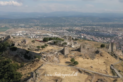 Pergamon, Bergama, Pergamon Tyrkiet, Bergama Tyrkiet, Pergamon ruinby, antikke ruiner i Tyrkiet, historiske seværdigheder i Tyrkiet, oplevelser i Bergama, seværdigheder i Bergama, den antikke by Pergamon, Pergamon Akropolis, Akropolis i Bergama, oldtidsby i Tyrkiet, arkæologiske udgravninger i Tyrkiet, antikke byer i Tyrkiet, græske ruiner i Tyrkiet, romerske ruiner i Tyrkiet, UNESCO i Tyrkiet, Pergamon UNESCO, historie i Tyrkiet, kulturrejse i Tyrkiet, rejseguide til Bergama, rejseblog om Tyrkiet, dansk rejseblog, Danish travel blog, rejseblogger anbefaling, Tyrkiet på egen hånd, historiske oplevelser i Tyrkiet, Pergamon teater, Asklepion Bergama, rejseinspiration til Tyrkiet, ruiner og oldtidshistorie i Tyrkiet