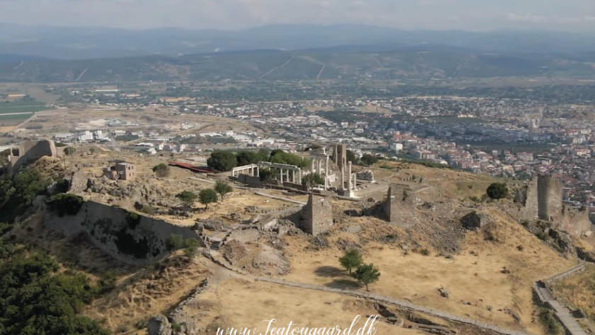 Pergamon, Bergama, Pergamon Tyrkiet, Bergama Tyrkiet, Pergamon ruinby, antikke ruiner i Tyrkiet, historiske seværdigheder i Tyrkiet, oplevelser i Bergama, seværdigheder i Bergama, den antikke by Pergamon, Pergamon Akropolis, Akropolis i Bergama, oldtidsby i Tyrkiet, arkæologiske udgravninger i Tyrkiet, antikke byer i Tyrkiet, græske ruiner i Tyrkiet, romerske ruiner i Tyrkiet, UNESCO i Tyrkiet, Pergamon UNESCO, historie i Tyrkiet, kulturrejse i Tyrkiet, rejseguide til Bergama, rejseblog om Tyrkiet, dansk rejseblog, Danish travel blog, rejseblogger anbefaling, Tyrkiet på egen hånd, historiske oplevelser i Tyrkiet, Pergamon teater, Asklepion Bergama, rejseinspiration til Tyrkiet, ruiner og oldtidshistorie i Tyrkiet