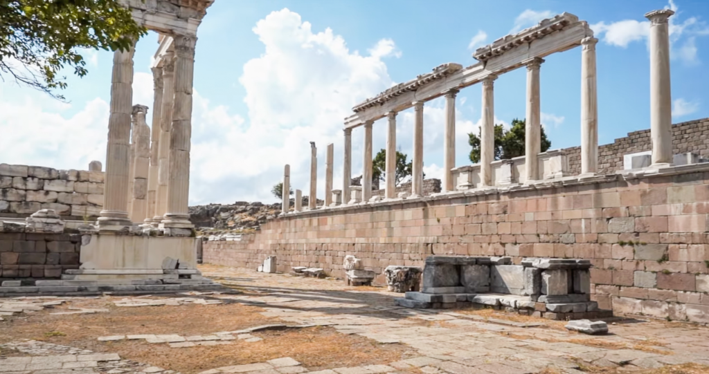 Pergamon, Bergama, Pergamon Tyrkiet, Bergama Tyrkiet, Pergamon ruinby, antikke ruiner i Tyrkiet, historiske seværdigheder i Tyrkiet, oplevelser i Bergama, seværdigheder i Bergama, den antikke by Pergamon, Pergamon Akropolis, Akropolis i Bergama, oldtidsby i Tyrkiet, arkæologiske udgravninger i Tyrkiet, antikke byer i Tyrkiet, græske ruiner i Tyrkiet, romerske ruiner i Tyrkiet, UNESCO i Tyrkiet, Pergamon UNESCO, historie i Tyrkiet, kulturrejse i Tyrkiet, rejseguide til Bergama, rejseblog om Tyrkiet, dansk rejseblog, Danish travel blog, rejseblogger anbefaling, Tyrkiet på egen hånd, historiske oplevelser i Tyrkiet, Pergamon teater, Asklepion Bergama, rejseinspiration til Tyrkiet, ruiner og oldtidshistorie i Tyrkiet