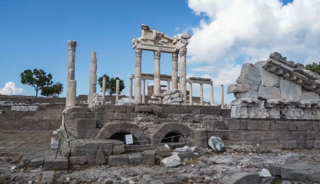 Pergamon, Bergama, Pergamon Tyrkiet, Bergama Tyrkiet, Pergamon ruinby, antikke ruiner i Tyrkiet, historiske seværdigheder i Tyrkiet, oplevelser i Bergama, seværdigheder i Bergama, den antikke by Pergamon, Pergamon Akropolis, Akropolis i Bergama, oldtidsby i Tyrkiet, arkæologiske udgravninger i Tyrkiet, antikke byer i Tyrkiet, græske ruiner i Tyrkiet, romerske ruiner i Tyrkiet, UNESCO i Tyrkiet, Pergamon UNESCO, historie i Tyrkiet, kulturrejse i Tyrkiet, rejseguide til Bergama, rejseblog om Tyrkiet, dansk rejseblog, Danish travel blog, rejseblogger anbefaling, Tyrkiet på egen hånd, historiske oplevelser i Tyrkiet, Pergamon teater, Asklepion Bergama, rejseinspiration til Tyrkiet, ruiner og oldtidshistorie i Tyrkiet