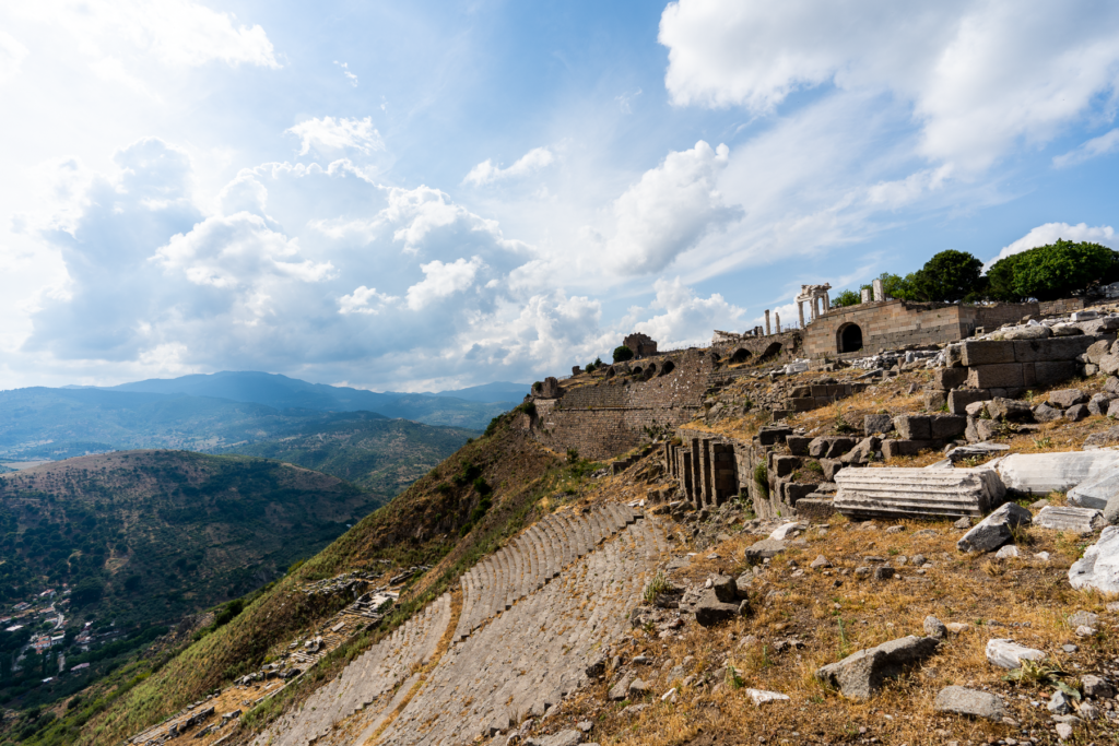 Pergamon, Bergama, Pergamon Tyrkiet, Bergama Tyrkiet, Pergamon ruinby, antikke ruiner i Tyrkiet, historiske seværdigheder i Tyrkiet, oplevelser i Bergama, seværdigheder i Bergama, den antikke by Pergamon, Pergamon Akropolis, Akropolis i Bergama, oldtidsby i Tyrkiet, arkæologiske udgravninger i Tyrkiet, antikke byer i Tyrkiet, græske ruiner i Tyrkiet, romerske ruiner i Tyrkiet, UNESCO i Tyrkiet, Pergamon UNESCO, historie i Tyrkiet, kulturrejse i Tyrkiet, rejseguide til Bergama, rejseblog om Tyrkiet, dansk rejseblog, Danish travel blog, rejseblogger anbefaling, Tyrkiet på egen hånd, historiske oplevelser i Tyrkiet, Pergamon teater, Asklepion Bergama, rejseinspiration til Tyrkiet, ruiner og oldtidshistorie i Tyrkiet