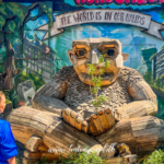 Thomas Dambo trold Green George, Green George, Thomas Dambo, troldejagt i Danmark, genbrugskunst, kæmpetrolde, oplevelser i Danmark, gratis seværdigheder, familieoplevelser i Danmark, kunst i naturen, bæredygtig kunst, trætrold, Thomas Dambo skulptur, oplevelser for børn, udflugt i Danmark, danske seværdigheder, naturkunst, skjulte perler i Danmark, Trollmap, Thomas Dambo trolde, rejseblog om Danmark, Danish travel blog, gratis oplevelser i Jylland, oplevelser for hele familien, outdoor oplevelser, dansk kunst, genbrugstræ, eventyr i naturen, Green George trolden, besøg en Thomas Dambo trold
