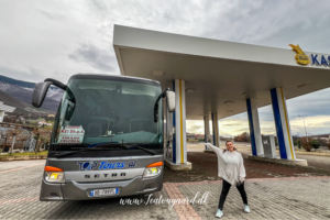 Albanien Kosovo bus, bus fra Albanien til Kosovo, bus fra Tirana til Pristina, busrejse på Balkan, rejse mellem Albanien og Kosovo, offentlig transport på Balkan, Tirana busstation, Pristina busstation, busguide Albanien, busguide Kosovo, grænseovergang Albanien Kosovo, backpacking på Balkan, transport i Albanien, transport i Kosovo, rejsetips til Balkan, busbillet Albanien Kosovo, rejse på egen hånd, bus gennem Balkan, Tirana til Pristina guide, Balkan rejseblog, rejseblog om Albanien, rejseblog om Kosovo, Danish travel blog, dansk rejseblog, kollektiv transport på Balkan, billig transport i Albanien, oplevelser på Balkan, rejseinspiration Albanien Kosovo, Balkan roadtrip, guide til busrejser på Balkan