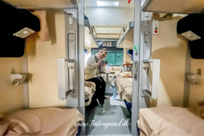 Jerevan Tbilisi nattog, nattog fra Jerevan til Tbilisi, tog mellem Armenien og Georgien, nattog Armenien Georgien, rejse fra Jerevan til Tbilisi, international togrejse, togrejse i Kaukasus, rejse med sovekupé, overnight train Armenia Georgia, transport mellem Armenien og Georgien, grænsekontrol på nattog, togoplevelse i Kaukasus, backpacking Armenien, backpacking Georgien, rejse på egen hånd, Jerevan guide, Tbilisi guide, offentlig transport i Kaukasus, rejseblog om Armenien, rejseblog om Georgien, Danish travel blog, dansk rejseblog, eventyrrejse, togrejser i Europa og Asien, sovetog, rejsetips til Armenien, rejsetips til Georgien, Caucasus travel, Armenia Georgia travel, nattogsoplevelse, solo rejse i Kaukasus