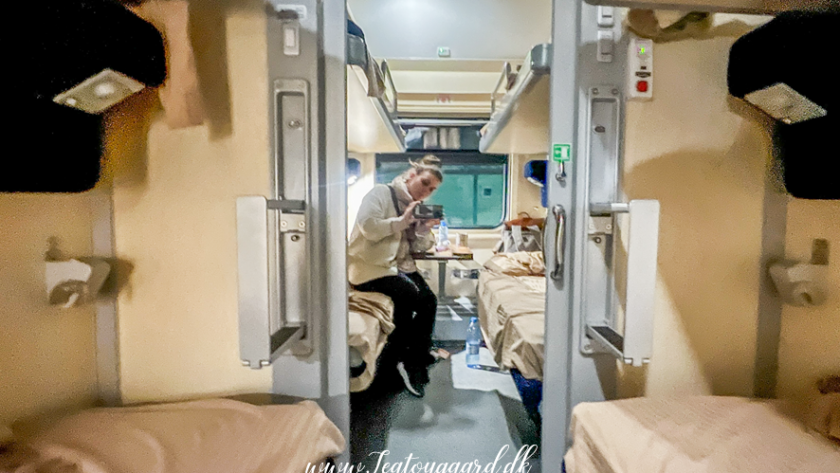 Jerevan Tbilisi nattog, nattog fra Jerevan til Tbilisi, tog mellem Armenien og Georgien, nattog Armenien Georgien, rejse fra Jerevan til Tbilisi, international togrejse, togrejse i Kaukasus, rejse med sovekupé, overnight train Armenia Georgia, transport mellem Armenien og Georgien, grænsekontrol på nattog, togoplevelse i Kaukasus, backpacking Armenien, backpacking Georgien, rejse på egen hånd, Jerevan guide, Tbilisi guide, offentlig transport i Kaukasus, rejseblog om Armenien, rejseblog om Georgien, Danish travel blog, dansk rejseblog, eventyrrejse, togrejser i Europa og Asien, sovetog, rejsetips til Armenien, rejsetips til Georgien, Caucasus travel, Armenia Georgia travel, nattogsoplevelse, solo rejse i Kaukasus