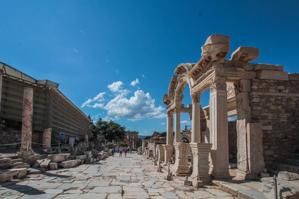 Efesos, Ephesos, Ephesus, Efesos Tyrkiet, Ephesos Tyrkiet, Ephesus Turkey, ruiner i Efesos, antikke ruiner i Tyrkiet, den antikke by Efesos, Efesos ruinby, seværdigheder i Efesos, oplevelser i Efesos, museer i Efesos, Efesos museum, Ephesus Museum, Selçuk museum, arkæologisk museum i Selçuk, arkæologiske udgravninger i Tyrkiet, antikke byer i Tyrkiet, romerske ruiner i Tyrkiet, græske ruiner i Tyrkiet, Celsus biblioteket, Library of Celsus, det store teater i Efesos, Artemis-templet, Temple of Artemis, Efesos historie, UNESCO Efesos, UNESCO i Tyrkiet, historiske seværdigheder i Tyrkiet, kulturrejse i Tyrkiet, Selçuk Tyrkiet, rejseguide til Efesos, rejseblog om Tyrkiet, dansk rejseblog, Danish travel blog, Tyrkiet rejseblog
