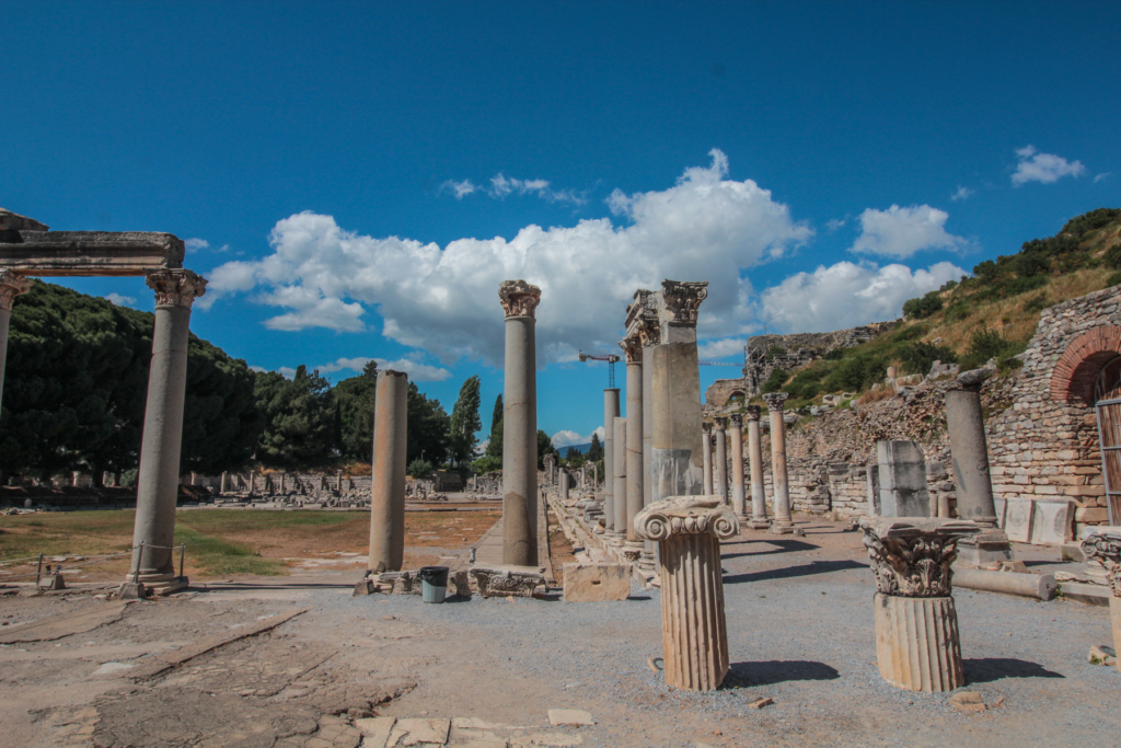 Efesos, Ephesos, Ephesus, Efesos Tyrkiet, Ephesos Tyrkiet, Ephesus Turkey, ruiner i Efesos, antikke ruiner i Tyrkiet, den antikke by Efesos, Efesos ruinby, seværdigheder i Efesos, oplevelser i Efesos, museer i Efesos, Efesos museum, Ephesus Museum, Selçuk museum, arkæologisk museum i Selçuk, arkæologiske udgravninger i Tyrkiet, antikke byer i Tyrkiet, romerske ruiner i Tyrkiet, græske ruiner i Tyrkiet, Celsus biblioteket, Library of Celsus, det store teater i Efesos, Artemis-templet, Temple of Artemis, Efesos historie, UNESCO Efesos, UNESCO i Tyrkiet, historiske seværdigheder i Tyrkiet, kulturrejse i Tyrkiet, Selçuk Tyrkiet, rejseguide til Efesos, rejseblog om Tyrkiet, dansk rejseblog, Danish travel blog, Tyrkiet rejseblog