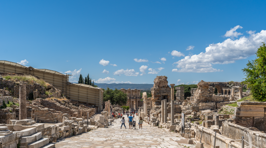 Efesos, Ephesos, Ephesus, Efesos Tyrkiet, Ephesos Tyrkiet, Ephesus Turkey, ruiner i Efesos, antikke ruiner i Tyrkiet, den antikke by Efesos, Efesos ruinby, seværdigheder i Efesos, oplevelser i Efesos, museer i Efesos, Efesos museum, Ephesus Museum, Selçuk museum, arkæologisk museum i Selçuk, arkæologiske udgravninger i Tyrkiet, antikke byer i Tyrkiet, romerske ruiner i Tyrkiet, græske ruiner i Tyrkiet, Celsus biblioteket, Library of Celsus, det store teater i Efesos, Artemis-templet, Temple of Artemis, Efesos historie, UNESCO Efesos, UNESCO i Tyrkiet, historiske seværdigheder i Tyrkiet, kulturrejse i Tyrkiet, Selçuk Tyrkiet, rejseguide til Efesos, rejseblog om Tyrkiet, dansk rejseblog, Danish travel blog, Tyrkiet rejseblog