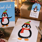 Kravlenisse pingvin, pingvin kravlenisse, gratis kravlenisse, print selv kravlenisse, kravlenisse til print, gratis julepynt, print selv julepynt, julepynt med pingvin, sød pingvin til jul, julepingvin, hjemmelavet julepynt, DIY julepynt, kreativ jul, gratis juleprint, julepynt til børn, klip selv kravlenisse, kravlenisse skabelon, gratis skabelon til kravlenisse, julehygge, kreativ juleaktivitet, juleklip, papirpynt til jul, hjemmelavet kravlenisse, dansk julepynt, jul med børn, juleaktiviteter for børn, gratis download til jul, printbar julepynt, TeaTougaard.dk
