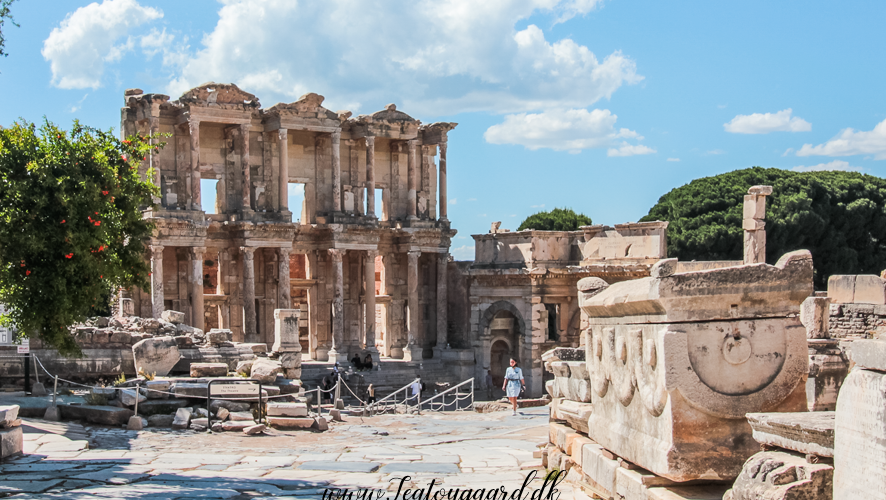 Efesos, Ephesos, Ephesus, Efesos Tyrkiet, Ephesos Tyrkiet, Ephesus Turkey, ruiner i Efesos, antikke ruiner i Tyrkiet, den antikke by Efesos, Efesos ruinby, seværdigheder i Efesos, oplevelser i Efesos, museer i Efesos, Efesos museum, Ephesus Museum, Selçuk museum, arkæologisk museum i Selçuk, arkæologiske udgravninger i Tyrkiet, antikke byer i Tyrkiet, romerske ruiner i Tyrkiet, græske ruiner i Tyrkiet, Celsus biblioteket, Library of Celsus, det store teater i Efesos, Artemis-templet, Temple of Artemis, Efesos historie, UNESCO Efesos, UNESCO i Tyrkiet, historiske seværdigheder i Tyrkiet, kulturrejse i Tyrkiet, Selçuk Tyrkiet, rejseguide til Efesos, rejseblog om Tyrkiet, dansk rejseblog, Danish travel blog, Tyrkiet rejseblog