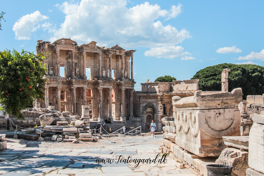 Efesos, Ephesos, Ephesus, Efesos Tyrkiet, Ephesos Tyrkiet, Ephesus Turkey, ruiner i Efesos, antikke ruiner i Tyrkiet, den antikke by Efesos, Efesos ruinby, seværdigheder i Efesos, oplevelser i Efesos, museer i Efesos, Efesos museum, Ephesus Museum, Selçuk museum, arkæologisk museum i Selçuk, arkæologiske udgravninger i Tyrkiet, antikke byer i Tyrkiet, romerske ruiner i Tyrkiet, græske ruiner i Tyrkiet, Celsus biblioteket, Library of Celsus, det store teater i Efesos, Artemis-templet, Temple of Artemis, Efesos historie, UNESCO Efesos, UNESCO i Tyrkiet, historiske seværdigheder i Tyrkiet, kulturrejse i Tyrkiet, Selçuk Tyrkiet, rejseguide til Efesos, rejseblog om Tyrkiet, dansk rejseblog, Danish travel blog, Tyrkiet rejseblog