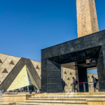 Grand Egyptian Museum, GEM, Grand Egyptian Museum Egypten, Grand Egyptian Museum Cairo, Grand Egyptian Museum Giza, Det Store Egyptiske Museum, Egyptens nye museum, GEM museum, GEM Egypten, museum i Cairo, museum i Giza, seværdigheder i Egypten, seværdigheder i Cairo, oplevelser i Egypten, oplevelser i Giza, museer i Egypten, Egyptens historie, oldtidens Egypten, egyptiske faraoer, Tutankhamons gravskatte, Tutankhamon udstilling, Ramses II statue, egyptiske mumier, egyptiske statuer, arkæologiske fund fra Egypten, egyptiske kunstskatte, verdens største arkæologiske museer, pyramiderne i Giza, museum ved pyramiderne, historiske seværdigheder i Egypten, egyptisk kultur og historie, Grand Egyptian Museum billetter, entré til Grand Egyptian Museum, besøg Grand Egyptian Museum, guide til Grand Egyptian Museum, rejseguide til Cairo, rejseblog om Egypten, dansk rejseblog, Danish travel blog, TeaTougaard.dk