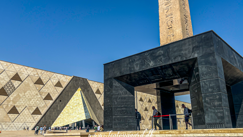 Grand Egyptian Museum, GEM, Grand Egyptian Museum Egypten, Grand Egyptian Museum Cairo, Grand Egyptian Museum Giza, Det Store Egyptiske Museum, Egyptens nye museum, GEM museum, GEM Egypten, museum i Cairo, museum i Giza, seværdigheder i Egypten, seværdigheder i Cairo, oplevelser i Egypten, oplevelser i Giza, museer i Egypten, Egyptens historie, oldtidens Egypten, egyptiske faraoer, Tutankhamons gravskatte, Tutankhamon udstilling, Ramses II statue, egyptiske mumier, egyptiske statuer, arkæologiske fund fra Egypten, egyptiske kunstskatte, verdens største arkæologiske museer, pyramiderne i Giza, museum ved pyramiderne, historiske seværdigheder i Egypten, egyptisk kultur og historie, Grand Egyptian Museum billetter, entré til Grand Egyptian Museum, besøg Grand Egyptian Museum, guide til Grand Egyptian Museum, rejseguide til Cairo, rejseblog om Egypten, dansk rejseblog, Danish travel blog, TeaTougaard.dk