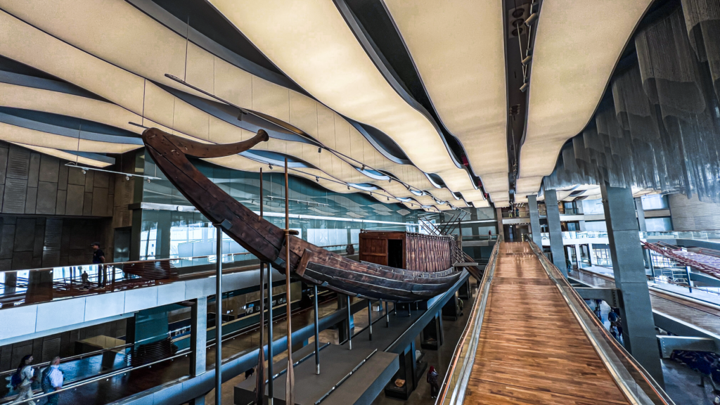 Grand Egyptian Museum, GEM, Grand Egyptian Museum Egypten, Grand Egyptian Museum Cairo, Grand Egyptian Museum Giza, Khufus båd, Khufus solbåd, Khufu båden, Khufu Solar Boat, Khufu Ship, Cheops båd, Cheops solbåd, farao Khufu, farao Cheops, Khufus begravelsesbåd, Khufus kongelige båd, egyptisk solbåd, oldegyptisk båd, 4500 år gammel båd, Khufus båd på Grand Egyptian Museum, Khufu Boat Museum, udstilling af Khufus båd, oldtidens Egypten, egyptiske faraoer, egyptisk skibsbygning, egyptisk arkæologi, arkæologiske fund fra Egypten, Egyptens historie, egyptiske gravfund, begravelsestraditioner i oldtidens Egypten, antikke egyptiske skibe, pyramiderne i Giza, Khufus pyramide, Cheopspyramiden, museer i Egypten, museum i Giza, seværdigheder i Cairo, seværdigheder i Egypten, oplevelser i Giza, besøg Grand Egyptian Museum, guide til Grand Egyptian Museum, rejseblog om Egypten, dansk rejseblog, Danish travel blog, TeaTougaard.dk