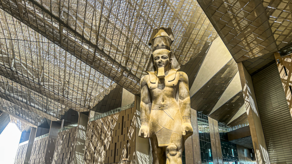 Grand Egyptian Museum, GEM, Grand Egyptian Museum Egypten, Grand Egyptian Museum Cairo, Grand Egyptian Museum Giza, Ramses II statue, Ramses den 2 statue, Ramses den Store, Ramses II, Ramesses II, Ramesses the Great, statue af Ramses II, kolossalstatue af Ramses II, Ramses II kolossalstatue, Ramses II på Grand Egyptian Museum, Ramses II i museets forhal, Grand Hall GEM, den store Ramses statue, farao Ramses II, egyptisk farao, oldtidens Egypten, egyptiske statuer, egyptiske faraoer, egyptisk kunst og kultur, Egyptens historie, antikke egyptiske monumenter, arkæologiske fund fra Egypten, egyptiske kunstskatte, museer i Egypten, museum i Giza, seværdigheder i Cairo, seværdigheder i Egypten, oplevelser i Giza, oplevelser i Egypten, pyramiderne i Giza, besøg Grand Egyptian Museum, guide til Grand Egyptian Museum, rejseguide til Cairo, rejseblog om Egypten, dansk rejseblog, Danish travel blog, TeaTougaard.dk