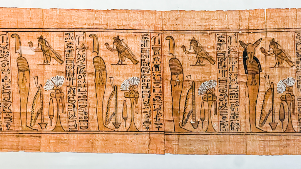 Grand Egyptian Museum, GEM, Grand Egyptian Museum Egypten, Grand Egyptian Museum Cairo, Grand Egyptian Museum Giza, Ramses II statue, Ramses den 2 statue, Ramses den Store, Ramses II, Ramesses II, Ramesses the Great, statue af Ramses II, kolossalstatue af Ramses II, Ramses II kolossalstatue, Ramses II på Grand Egyptian Museum, Ramses II i museets forhal, Grand Hall GEM, den store Ramses statue, farao Ramses II, egyptisk farao, oldtidens Egypten, egyptiske statuer, egyptiske faraoer, egyptisk kunst og kultur, Egyptens historie, antikke egyptiske monumenter, arkæologiske fund fra Egypten, egyptiske kunstskatte, museer i Egypten, museum i Giza, seværdigheder i Cairo, seværdigheder i Egypten, oplevelser i Giza, oplevelser i Egypten, pyramiderne i Giza, besøg Grand Egyptian Museum, guide til Grand Egyptian Museum, rejseguide til Cairo, rejseblog om Egypten, dansk rejseblog, Danish travel blog, TeaTougaard.dk