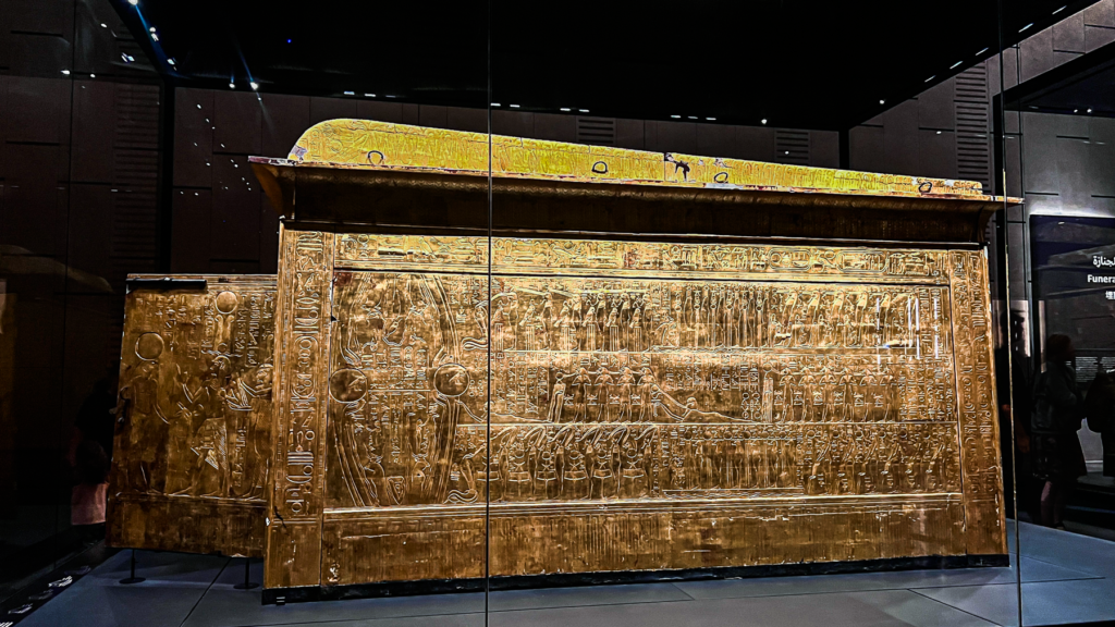 Grand Egyptian Museum, GEM, Grand Egyptian Museum Egypten, Grand Egyptian Museum Cairo, Grand Egyptian Museum Giza, Tutankhamon, Tutankhamons gravskatte, Tutankhamon udstilling, Tutankhamons dødsmaske, Tutankhamons guldmaske, Tutankhamons sarkofag, Tutankhamons guldkiste, Tutankhamons gravkiste, Tutankhamons trone, Tutankhamons gyldne trone, Tutankhamons gravfund, Tutankhamons gravkammer, Tutankhamons grav KV62, Tutankhamons begravelsesudstyr, Tutankhamons guldskatte, Tutankhamons gravgaver, farao Tutankhamon, kong Tutankhamon, King Tutankhamun, Tutankhamun treasures, Tutankhamun golden mask, Tutankhamun sarcophagus, Tutankhamun golden throne, oldtidens Egypten, egyptiske faraoer, egyptiske kunstskatte, egyptisk arkæologi, Egyptens historie, museer i Egypten, museum i Giza, seværdigheder i Cairo, oplevelser i Egypten, pyramiderne i Giza, besøg Grand Egyptian Museum, guide til Grand Egyptian Museum, rejseblog om Egypten, dansk rejseblog, Danish travel blog, TeaTougaard.dk