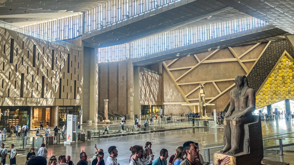Grand Egyptian Museum, GEM, Grand Egyptian Museum Egypten, Grand Egyptian Museum Cairo, Grand Egyptian Museum Giza, Ramses II statue, Ramses den 2 statue, Ramses den Store, Ramses II, Ramesses II, Ramesses the Great, statue af Ramses II, kolossalstatue af Ramses II, Ramses II kolossalstatue, Ramses II på Grand Egyptian Museum, Ramses II i museets forhal, Grand Hall GEM, den store Ramses statue, farao Ramses II, egyptisk farao, oldtidens Egypten, egyptiske statuer, egyptiske faraoer, egyptisk kunst og kultur, Egyptens historie, antikke egyptiske monumenter, arkæologiske fund fra Egypten, egyptiske kunstskatte, museer i Egypten, museum i Giza, seværdigheder i Cairo, seværdigheder i Egypten, oplevelser i Giza, oplevelser i Egypten, pyramiderne i Giza, besøg Grand Egyptian Museum, guide til Grand Egyptian Museum, rejseguide til Cairo, rejseblog om Egypten, dansk rejseblog, Danish travel blog, TeaTougaard.dk