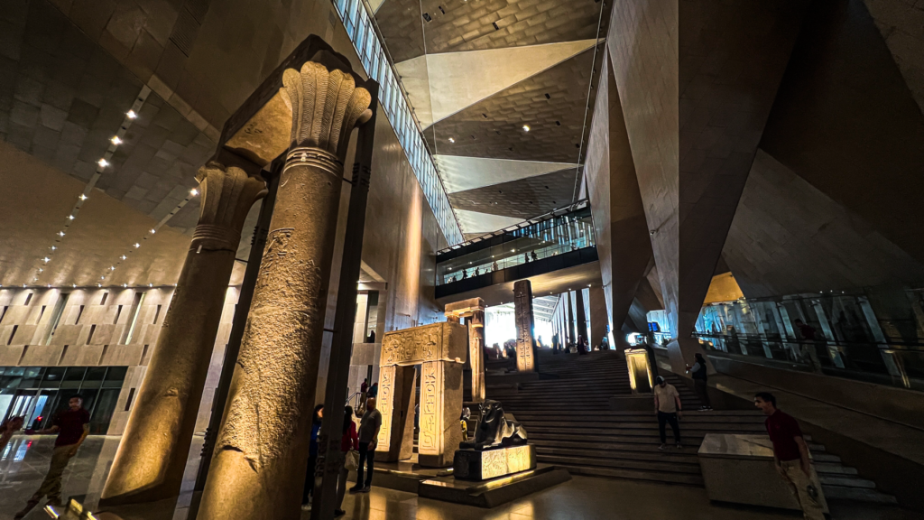 Grand Egyptian Museum, GEM, Grand Egyptian Museum Egypten, Grand Egyptian Museum Cairo, Grand Egyptian Museum Giza, Det Store Egyptiske Museum, Egyptens nye museum, GEM museum, GEM Egypten, museum i Cairo, museum i Giza, seværdigheder i Egypten, seværdigheder i Cairo, oplevelser i Egypten, oplevelser i Giza, museer i Egypten, Egyptens historie, oldtidens Egypten, egyptiske faraoer, Tutankhamons gravskatte, Tutankhamon udstilling, Ramses II statue, egyptiske mumier, egyptiske statuer, arkæologiske fund fra Egypten, egyptiske kunstskatte, verdens største arkæologiske museer, pyramiderne i Giza, museum ved pyramiderne, historiske seværdigheder i Egypten, egyptisk kultur og historie, Grand Egyptian Museum billetter, entré til Grand Egyptian Museum, besøg Grand Egyptian Museum, guide til Grand Egyptian Museum, rejseguide til Cairo, rejseblog om Egypten, dansk rejseblog, Danish travel blog, TeaTougaard.dk