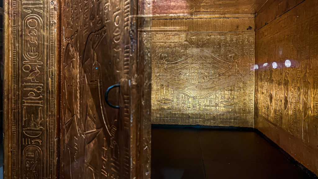 Grand Egyptian Museum, GEM, Grand Egyptian Museum Egypten, Grand Egyptian Museum Cairo, Grand Egyptian Museum Giza, Tutankhamon, Tutankhamons gravskatte, Tutankhamon udstilling, Tutankhamons dødsmaske, Tutankhamons guldmaske, Tutankhamons sarkofag, Tutankhamons guldkiste, Tutankhamons gravkiste, Tutankhamons trone, Tutankhamons gyldne trone, Tutankhamons gravfund, Tutankhamons gravkammer, Tutankhamons grav KV62, Tutankhamons begravelsesudstyr, Tutankhamons guldskatte, Tutankhamons gravgaver, farao Tutankhamon, kong Tutankhamon, King Tutankhamun, Tutankhamun treasures, Tutankhamun golden mask, Tutankhamun sarcophagus, Tutankhamun golden throne, oldtidens Egypten, egyptiske faraoer, egyptiske kunstskatte, egyptisk arkæologi, Egyptens historie, museer i Egypten, museum i Giza, seværdigheder i Cairo, oplevelser i Egypten, pyramiderne i Giza, besøg Grand Egyptian Museum, guide til Grand Egyptian Museum, rejseblog om Egypten, dansk rejseblog, Danish travel blog, TeaTougaard.dk
