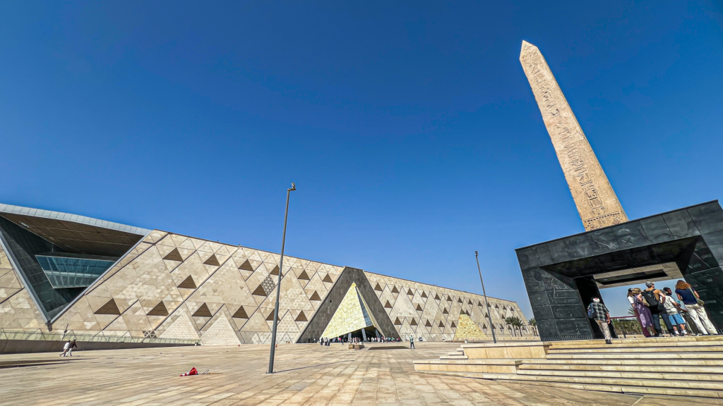 Grand Egyptian Museum, GEM, Grand Egyptian Museum Egypten, Grand Egyptian Museum Cairo, Grand Egyptian Museum Giza, Det Store Egyptiske Museum, Egyptens nye museum, GEM museum, GEM Egypten, museum i Cairo, museum i Giza, seværdigheder i Egypten, seværdigheder i Cairo, oplevelser i Egypten, oplevelser i Giza, museer i Egypten, Egyptens historie, oldtidens Egypten, egyptiske faraoer, Tutankhamons gravskatte, Tutankhamon udstilling, Ramses II statue, egyptiske mumier, egyptiske statuer, arkæologiske fund fra Egypten, egyptiske kunstskatte, verdens største arkæologiske museer, pyramiderne i Giza, museum ved pyramiderne, historiske seværdigheder i Egypten, egyptisk kultur og historie, Grand Egyptian Museum billetter, entré til Grand Egyptian Museum, besøg Grand Egyptian Museum, guide til Grand Egyptian Museum, rejseguide til Cairo, rejseblog om Egypten, dansk rejseblog, Danish travel blog, TeaTougaard.dk