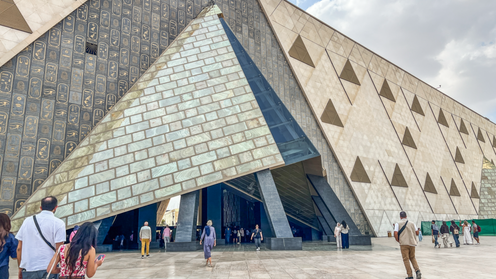 Grand Egyptian Museum, GEM, Grand Egyptian Museum Egypten, Grand Egyptian Museum Cairo, Grand Egyptian Museum Giza, Det Store Egyptiske Museum, Egyptens nye museum, GEM museum, GEM Egypten, museum i Cairo, museum i Giza, seværdigheder i Egypten, seværdigheder i Cairo, oplevelser i Egypten, oplevelser i Giza, museer i Egypten, Egyptens historie, oldtidens Egypten, egyptiske faraoer, Tutankhamons gravskatte, Tutankhamon udstilling, Ramses II statue, egyptiske mumier, egyptiske statuer, arkæologiske fund fra Egypten, egyptiske kunstskatte, verdens største arkæologiske museer, pyramiderne i Giza, museum ved pyramiderne, historiske seværdigheder i Egypten, egyptisk kultur og historie, Grand Egyptian Museum billetter, entré til Grand Egyptian Museum, besøg Grand Egyptian Museum, guide til Grand Egyptian Museum, rejseguide til Cairo, rejseblog om Egypten, dansk rejseblog, Danish travel blog, TeaTougaard.dk