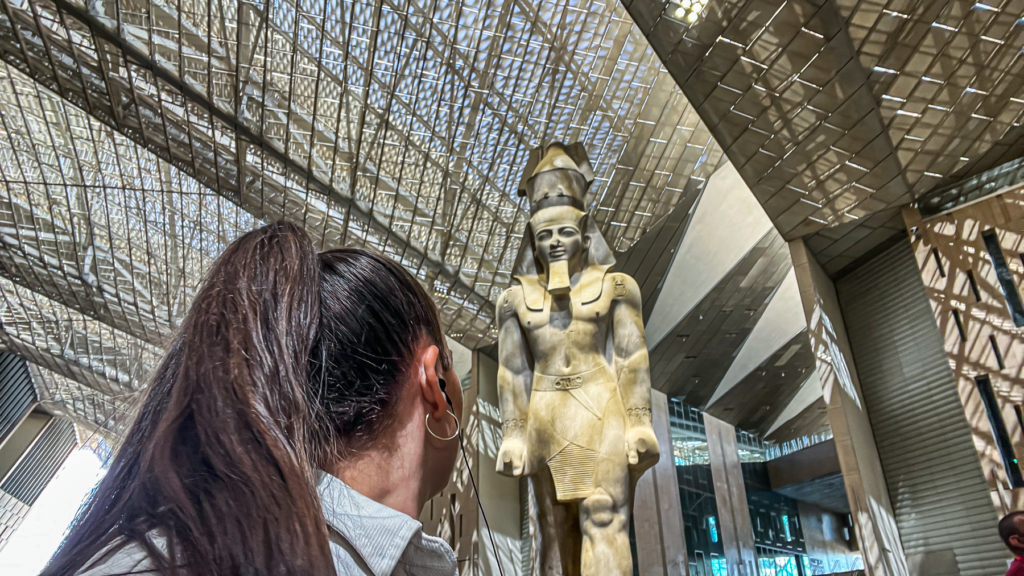 Grand Egyptian Museum, GEM, Grand Egyptian Museum Egypten, Grand Egyptian Museum Cairo, Grand Egyptian Museum Giza, Ramses II statue, Ramses den 2 statue, Ramses den Store, Ramses II, Ramesses II, Ramesses the Great, statue af Ramses II, kolossalstatue af Ramses II, Ramses II kolossalstatue, Ramses II på Grand Egyptian Museum, Ramses II i museets forhal, Grand Hall GEM, den store Ramses statue, farao Ramses II, egyptisk farao, oldtidens Egypten, egyptiske statuer, egyptiske faraoer, egyptisk kunst og kultur, Egyptens historie, antikke egyptiske monumenter, arkæologiske fund fra Egypten, egyptiske kunstskatte, museer i Egypten, museum i Giza, seværdigheder i Cairo, seværdigheder i Egypten, oplevelser i Giza, oplevelser i Egypten, pyramiderne i Giza, besøg Grand Egyptian Museum, guide til Grand Egyptian Museum, rejseguide til Cairo, rejseblog om Egypten, dansk rejseblog, Danish travel blog, TeaTougaard.dk