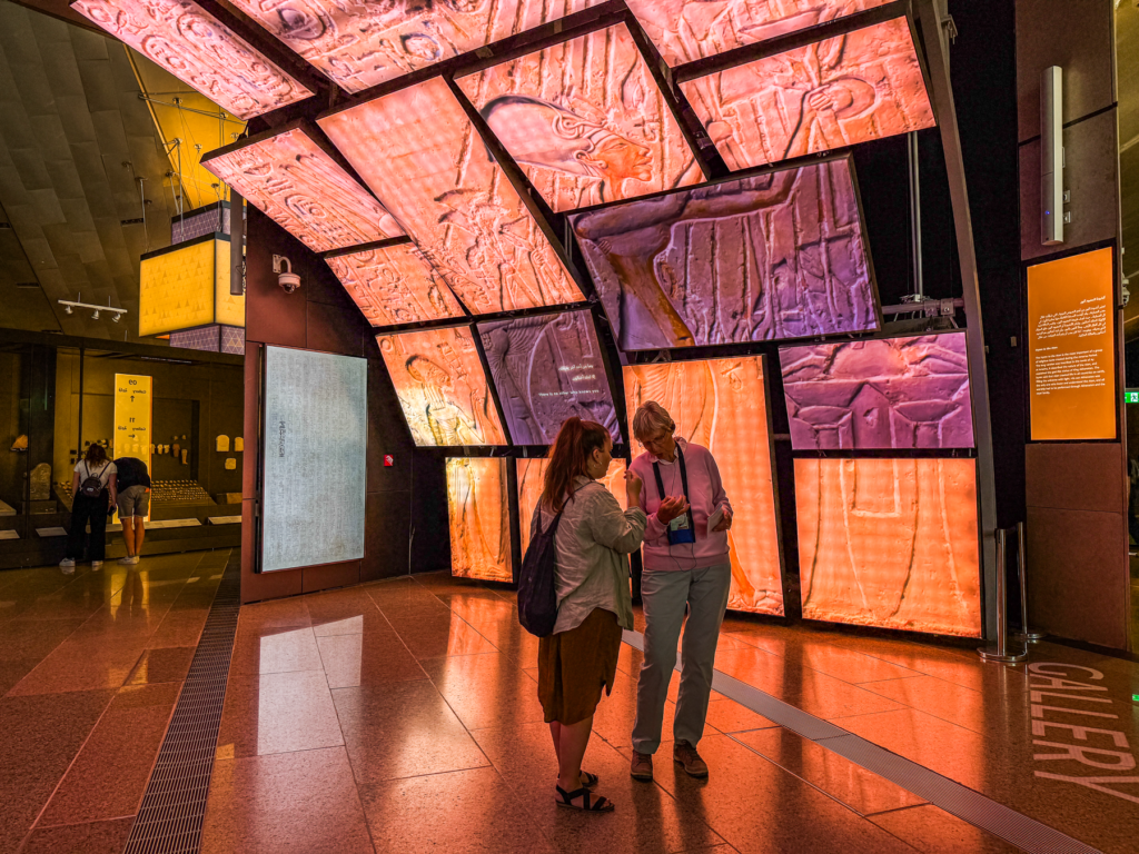 Grand Egyptian Museum, GEM, Grand Egyptian Museum Egypten, Grand Egyptian Museum Cairo, Grand Egyptian Museum Giza, Det Store Egyptiske Museum, Egyptens nye museum, GEM museum, GEM Egypten, museum i Cairo, museum i Giza, seværdigheder i Egypten, seværdigheder i Cairo, oplevelser i Egypten, oplevelser i Giza, museer i Egypten, Egyptens historie, oldtidens Egypten, egyptiske faraoer, Tutankhamons gravskatte, Tutankhamon udstilling, Ramses II statue, egyptiske mumier, egyptiske statuer, arkæologiske fund fra Egypten, egyptiske kunstskatte, verdens største arkæologiske museer, pyramiderne i Giza, museum ved pyramiderne, historiske seværdigheder i Egypten, egyptisk kultur og historie, Grand Egyptian Museum billetter, entré til Grand Egyptian Museum, besøg Grand Egyptian Museum, guide til Grand Egyptian Museum, rejseguide til Cairo, rejseblog om Egypten, dansk rejseblog, Danish travel blog, TeaTougaard.dk