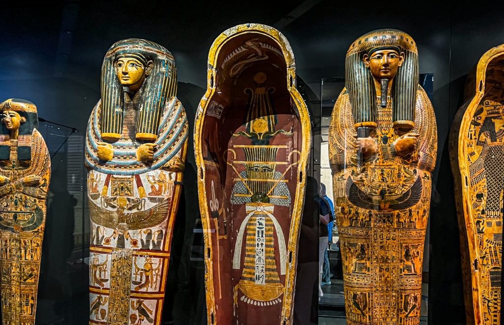Grand Egyptian Museum, GEM, Grand Egyptian Museum Egypten, Grand Egyptian Museum Cairo, Grand Egyptian Museum Giza, Det Store Egyptiske Museum, Egyptens nye museum, GEM museum, GEM Egypten, museum i Cairo, museum i Giza, seværdigheder i Egypten, seværdigheder i Cairo, oplevelser i Egypten, oplevelser i Giza, museer i Egypten, Egyptens historie, oldtidens Egypten, egyptiske faraoer, Tutankhamons gravskatte, Tutankhamon udstilling, Ramses II statue, egyptiske mumier, egyptiske statuer, arkæologiske fund fra Egypten, egyptiske kunstskatte, verdens største arkæologiske museer, pyramiderne i Giza, museum ved pyramiderne, historiske seværdigheder i Egypten, egyptisk kultur og historie, Grand Egyptian Museum billetter, entré til Grand Egyptian Museum, besøg Grand Egyptian Museum, guide til Grand Egyptian Museum, rejseguide til Cairo, rejseblog om Egypten, dansk rejseblog, Danish travel blog, TeaTougaard.dk