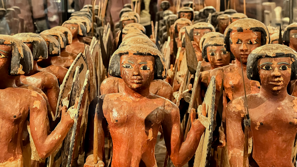 Grand Egyptian Museum, GEM, Grand Egyptian Museum Egypten, Grand Egyptian Museum Cairo, Grand Egyptian Museum Giza, Det Store Egyptiske Museum, Egyptens nye museum, GEM museum, GEM Egypten, museum i Cairo, museum i Giza, seværdigheder i Egypten, seværdigheder i Cairo, oplevelser i Egypten, oplevelser i Giza, museer i Egypten, Egyptens historie, oldtidens Egypten, egyptiske faraoer, Tutankhamons gravskatte, Tutankhamon udstilling, Ramses II statue, egyptiske mumier, egyptiske statuer, arkæologiske fund fra Egypten, egyptiske kunstskatte, verdens største arkæologiske museer, pyramiderne i Giza, museum ved pyramiderne, historiske seværdigheder i Egypten, egyptisk kultur og historie, Grand Egyptian Museum billetter, entré til Grand Egyptian Museum, besøg Grand Egyptian Museum, guide til Grand Egyptian Museum, rejseguide til Cairo, rejseblog om Egypten, dansk rejseblog, Danish travel blog, TeaTougaard.dk