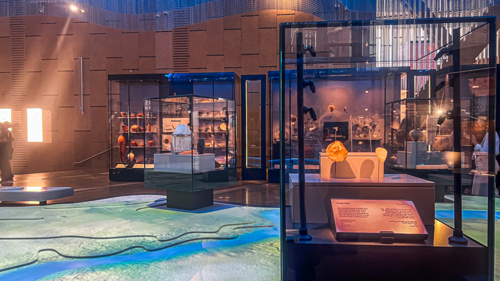 Grand Egyptian Museum, GEM, Grand Egyptian Museum Egypten, Grand Egyptian Museum Cairo, Grand Egyptian Museum Giza, Ramses II statue, Ramses den 2 statue, Ramses den Store, Ramses II, Ramesses II, Ramesses the Great, statue af Ramses II, kolossalstatue af Ramses II, Ramses II kolossalstatue, Ramses II på Grand Egyptian Museum, Ramses II i museets forhal, Grand Hall GEM, den store Ramses statue, farao Ramses II, egyptisk farao, oldtidens Egypten, egyptiske statuer, egyptiske faraoer, egyptisk kunst og kultur, Egyptens historie, antikke egyptiske monumenter, arkæologiske fund fra Egypten, egyptiske kunstskatte, museer i Egypten, museum i Giza, seværdigheder i Cairo, seværdigheder i Egypten, oplevelser i Giza, oplevelser i Egypten, pyramiderne i Giza, besøg Grand Egyptian Museum, guide til Grand Egyptian Museum, rejseguide til Cairo, rejseblog om Egypten, dansk rejseblog, Danish travel blog, TeaTougaard.dk