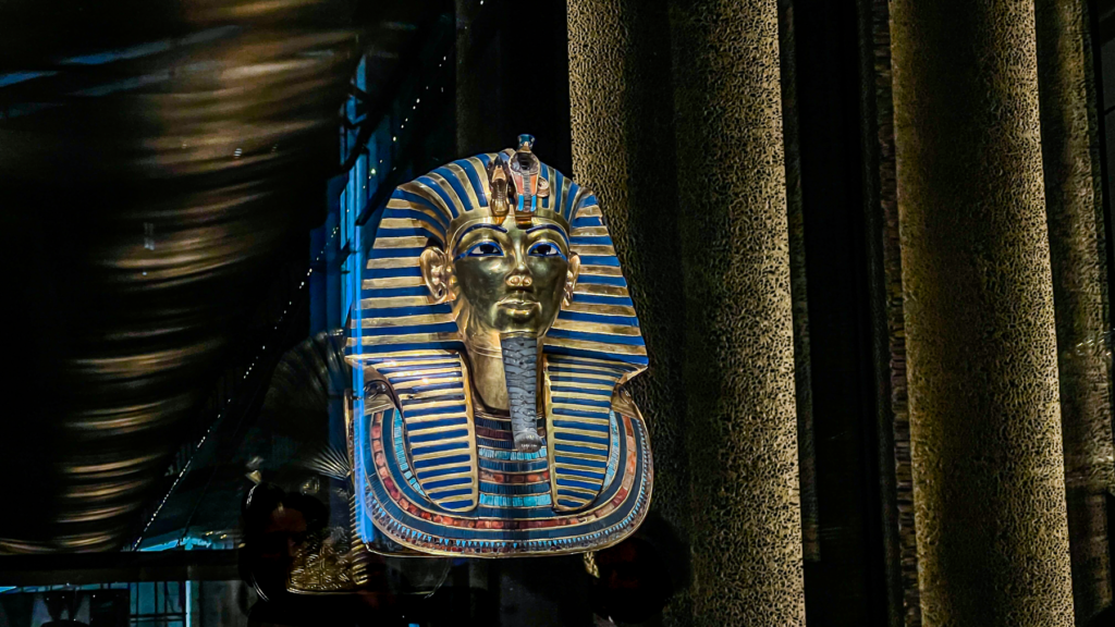 Grand Egyptian Museum, GEM, Grand Egyptian Museum Egypten, Grand Egyptian Museum Cairo, Grand Egyptian Museum Giza, Tutankhamon, Tutankhamons gravskatte, Tutankhamon udstilling, Tutankhamons dødsmaske, Tutankhamons guldmaske, Tutankhamons sarkofag, Tutankhamons guldkiste, Tutankhamons gravkiste, Tutankhamons trone, Tutankhamons gyldne trone, Tutankhamons gravfund, Tutankhamons gravkammer, Tutankhamons grav KV62, Tutankhamons begravelsesudstyr, Tutankhamons guldskatte, Tutankhamons gravgaver, farao Tutankhamon, kong Tutankhamon, King Tutankhamun, Tutankhamun treasures, Tutankhamun golden mask, Tutankhamun sarcophagus, Tutankhamun golden throne, oldtidens Egypten, egyptiske faraoer, egyptiske kunstskatte, egyptisk arkæologi, Egyptens historie, museer i Egypten, museum i Giza, seværdigheder i Cairo, oplevelser i Egypten, pyramiderne i Giza, besøg Grand Egyptian Museum, guide til Grand Egyptian Museum, rejseblog om Egypten, dansk rejseblog, Danish travel blog, TeaTougaard.dk