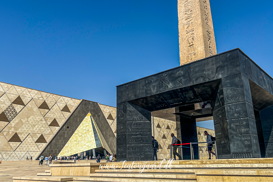 Grand Egyptian Museum, GEM, Grand Egyptian Museum Egypten, Grand Egyptian Museum Cairo, Grand Egyptian Museum Giza, Det Store Egyptiske Museum, Egyptens nye museum, GEM museum, GEM Egypten, museum i Cairo, museum i Giza, seværdigheder i Egypten, seværdigheder i Cairo, oplevelser i Egypten, oplevelser i Giza, museer i Egypten, Egyptens historie, oldtidens Egypten, egyptiske faraoer, Tutankhamons gravskatte, Tutankhamon udstilling, Ramses II statue, egyptiske mumier, egyptiske statuer, arkæologiske fund fra Egypten, egyptiske kunstskatte, verdens største arkæologiske museer, pyramiderne i Giza, museum ved pyramiderne, historiske seværdigheder i Egypten, egyptisk kultur og historie, Grand Egyptian Museum billetter, entré til Grand Egyptian Museum, besøg Grand Egyptian Museum, guide til Grand Egyptian Museum, rejseguide til Cairo, rejseblog om Egypten, dansk rejseblog, Danish travel blog, TeaTougaard.dk